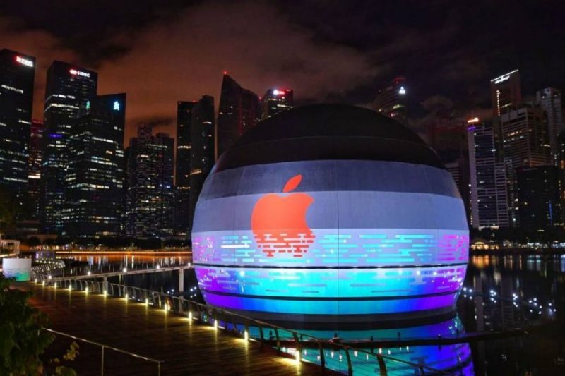 un apple store qui flotte sur l eau est lanc singapour